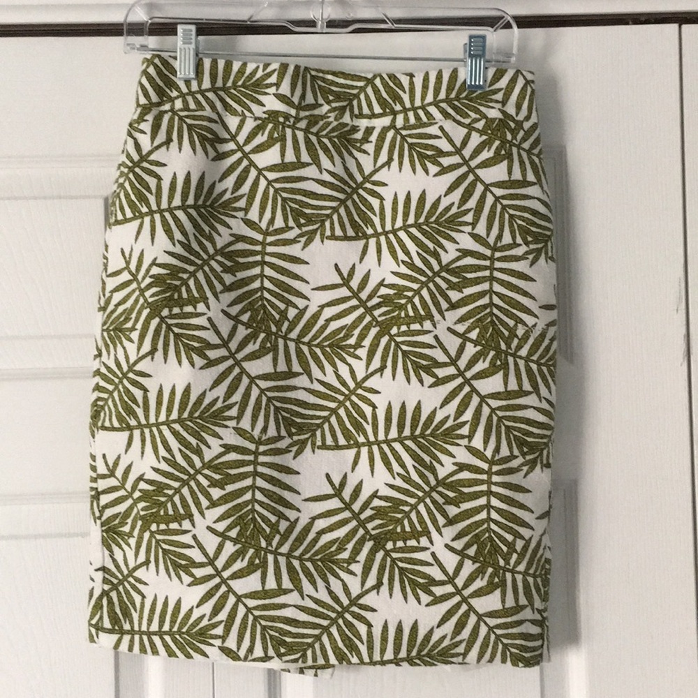 Green and white patterned pencil skirt